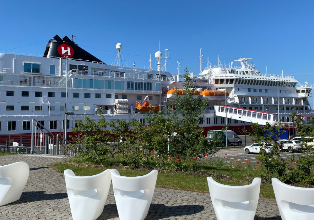 AnlegeKai und Terrasse mit Blick auf Kreuzfahrtschiff - Hamburger-Bucht - Eventlocation in Hamburg